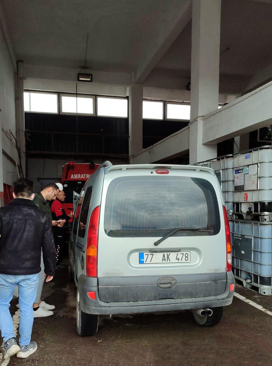 Yalova&rsquo;da ara&ccedil; motoruna giren kediyi itfaiye kurtardı
