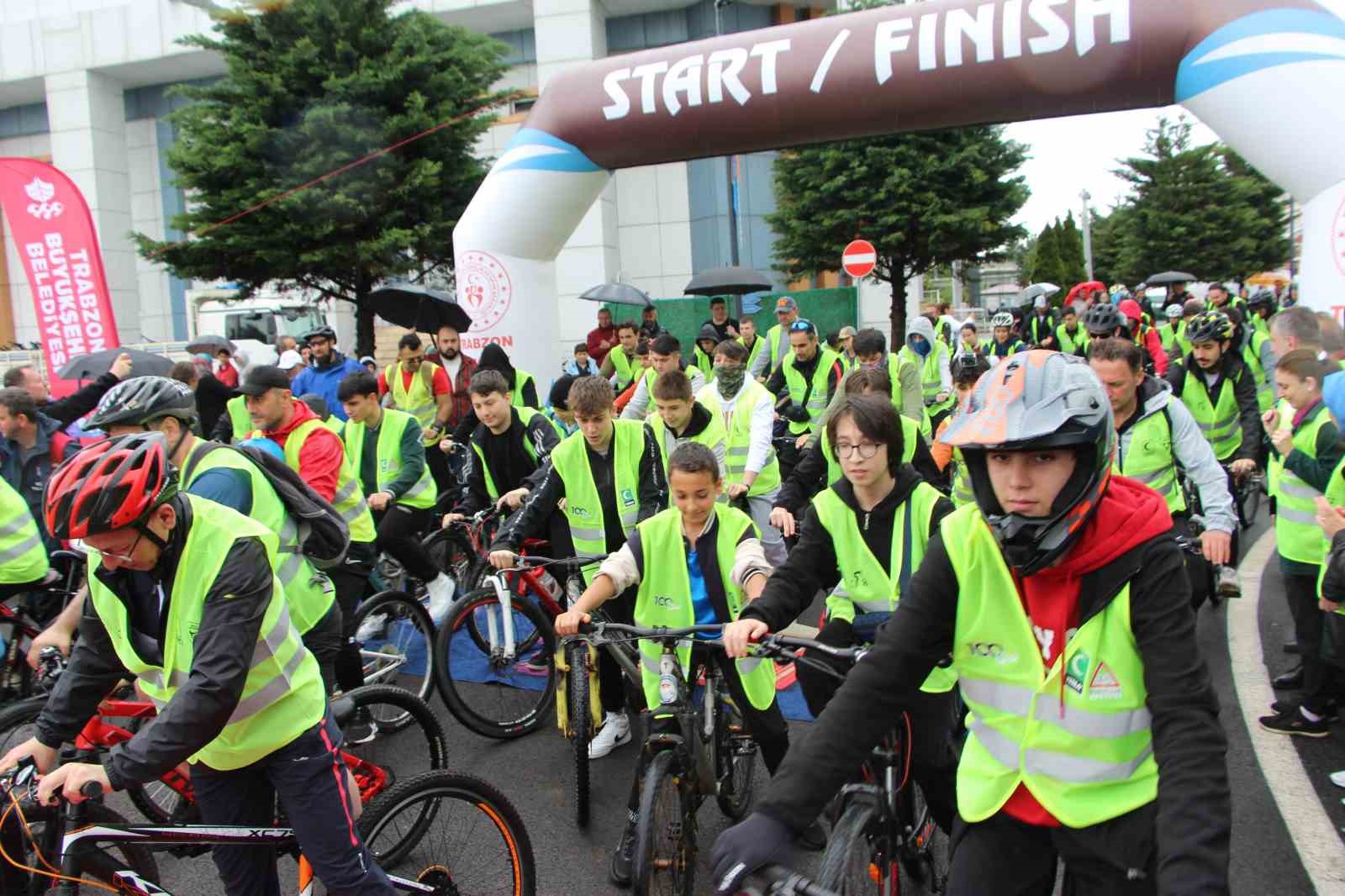 Bakan Uraloğlu, Trabzon’da pedal çevirdi
