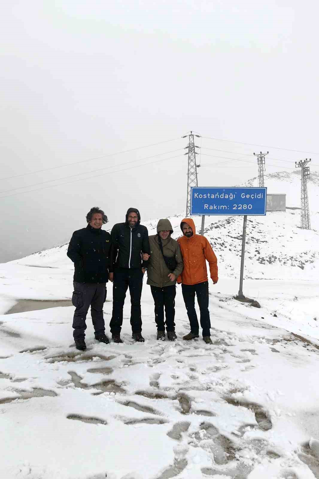 G&uuml;m&uuml;şhane&rsquo;nin y&uuml;ksekleri 5 Mayıs&rsquo;ta beyaza b&uuml;r&uuml;nd&uuml;
