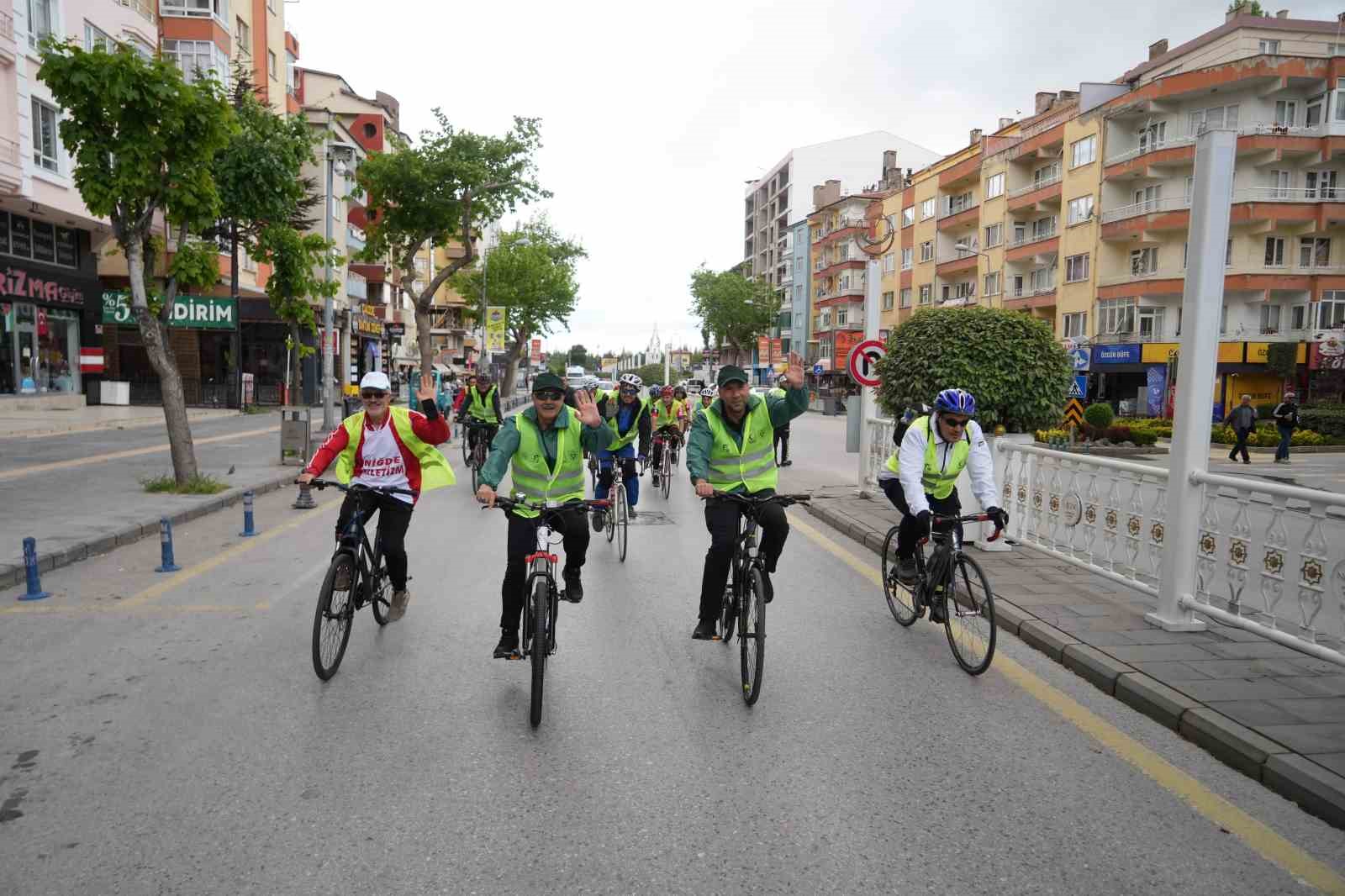 &rsquo;Sağlıklı yaşamın keyfini birlikte s&uuml;relim&rsquo; sloganı ile pedal &ccedil;evirdiler
