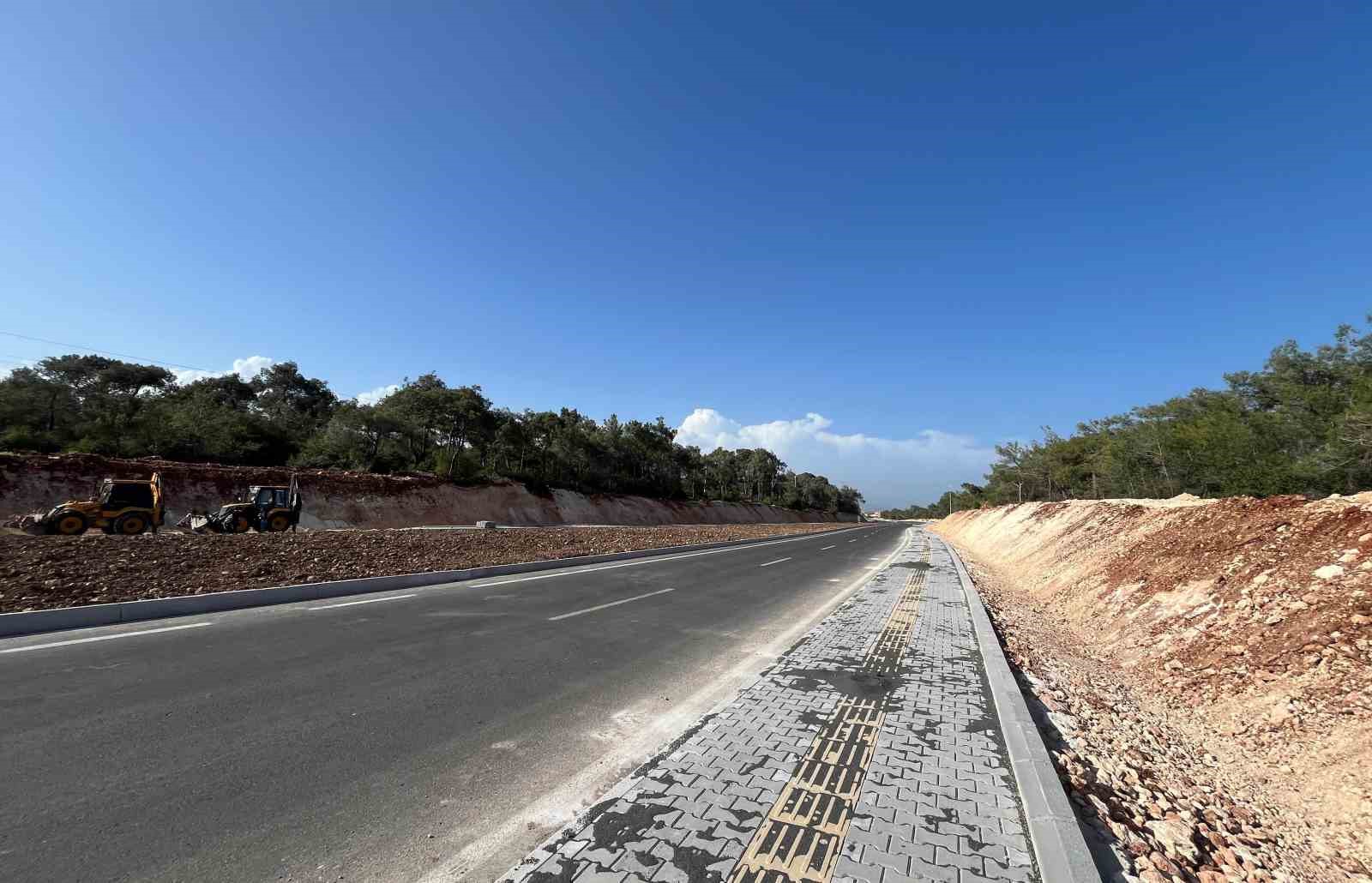 Kıratlı: &ldquo;&Ccedil;eşmeli-Taşucu otoyol projesinin ilk etabı 9 farklı noktada devam ediyor&rdquo;
