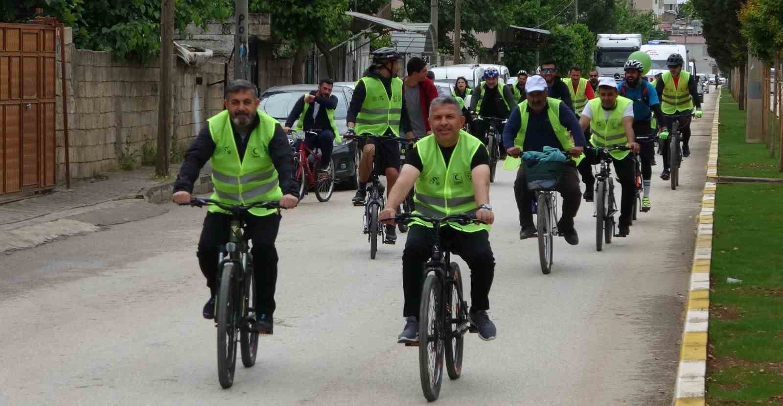 Bisikletseverler 7 kilometre pedal &ccedil;evirdi
