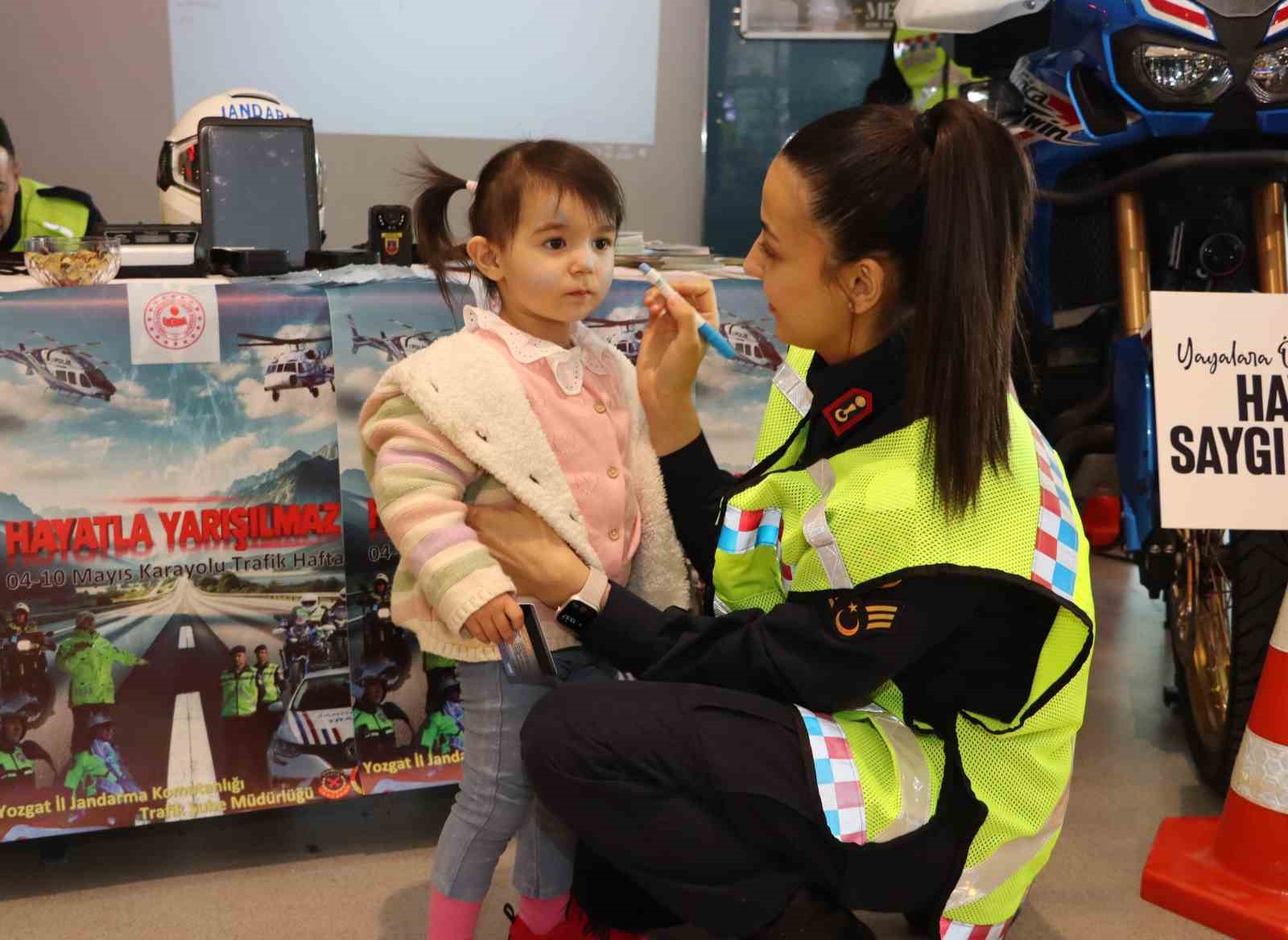 Yozgat&rsquo;ta Karayolları Trafik ve İlk Yardım Haftası dolayısıyla tanıtım standı a&ccedil;ıldı

