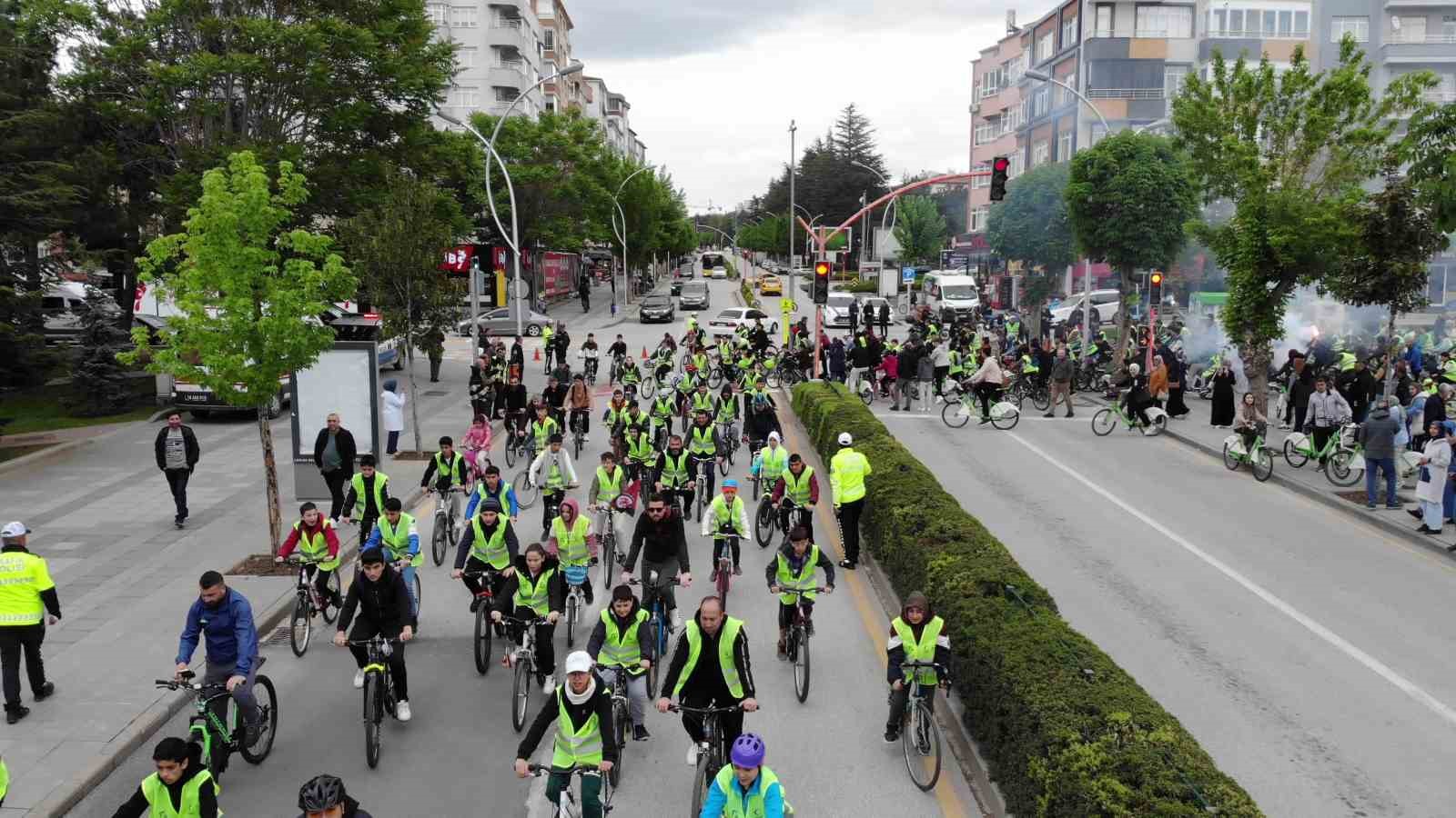 Vali Dağlı, çekilişte kazandığı bisikleti şehit çocuğuna hediye etti