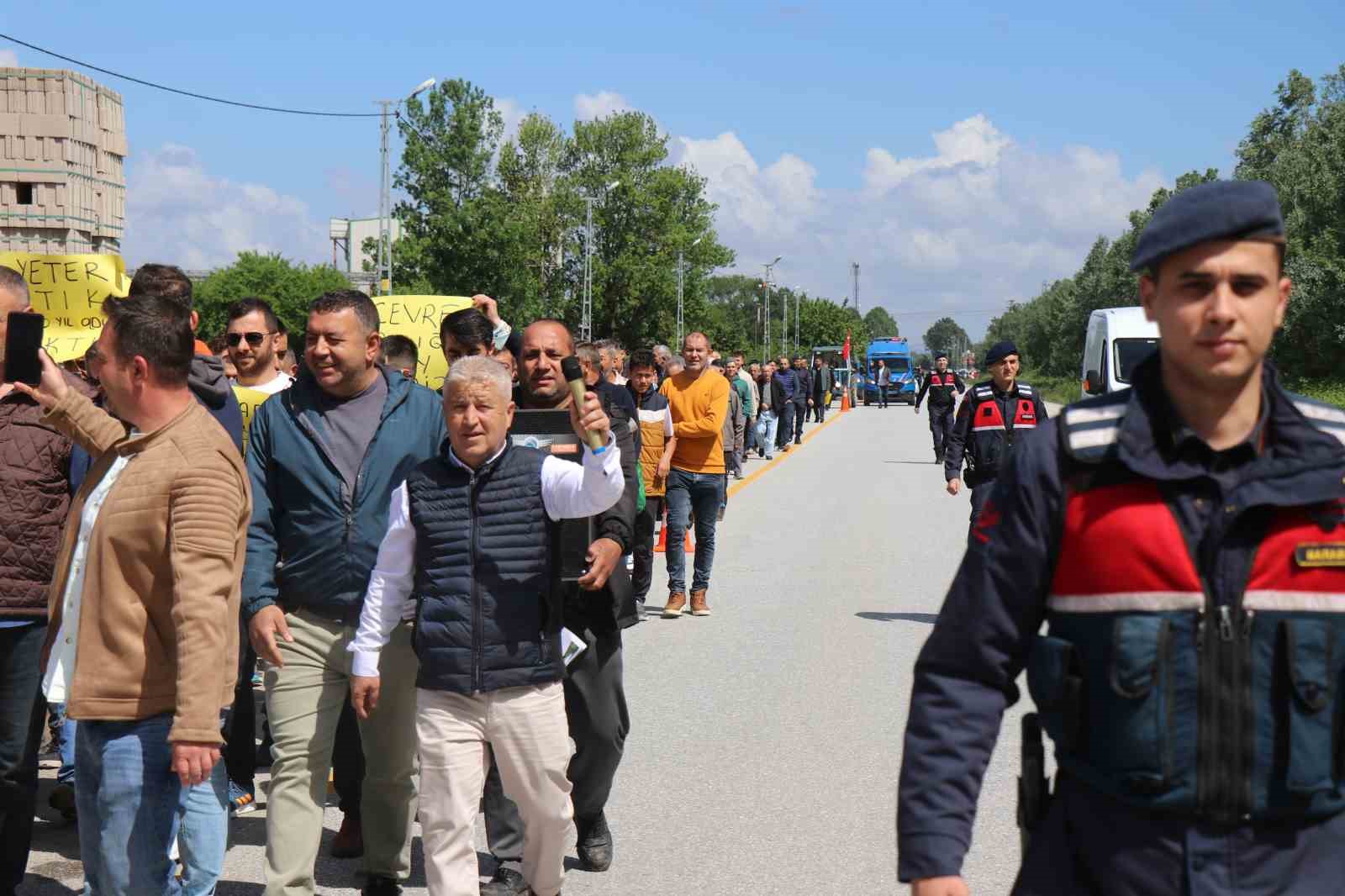 Fabrikanın dereye bıraktığı atık, mahalleliye eylem yaptırdı
