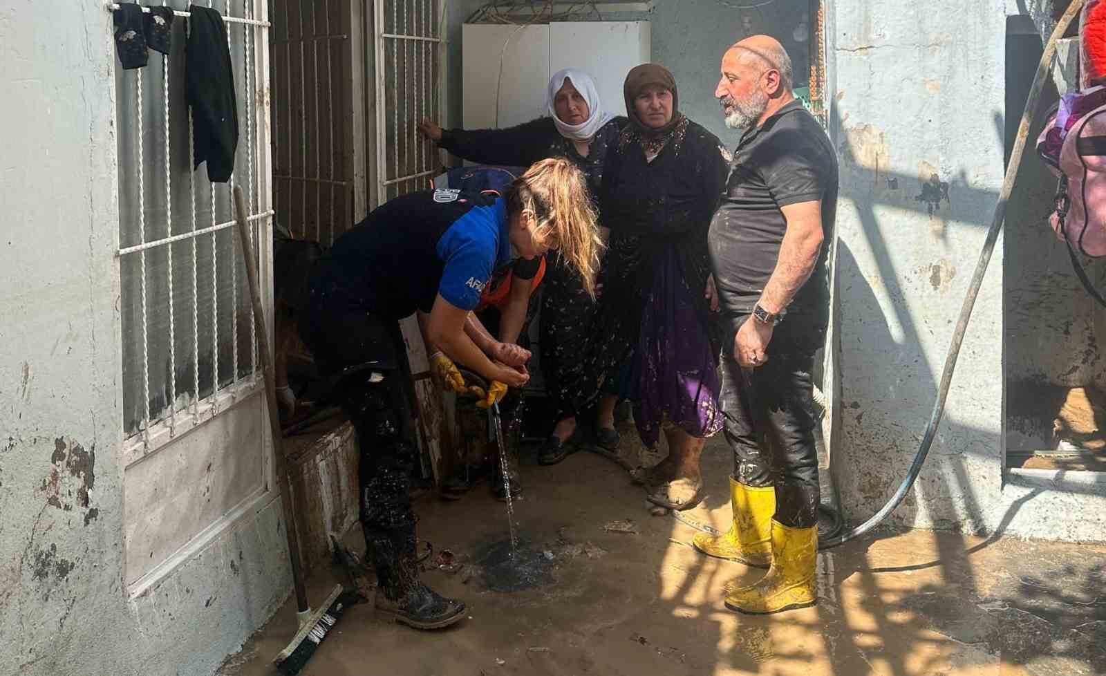 AFAD g&ouml;n&uuml;ll&uuml;leri, Cizre&rsquo;de sel felaketinin yaralarını sarıyor
