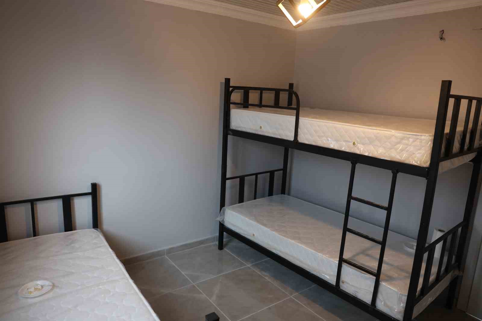 Yağmurlu havalarda ıslanmak istemeyen depremzede Meriç’in sesini duyan sağlıkçı Havva’dan afetzede aileye sıcak yuva