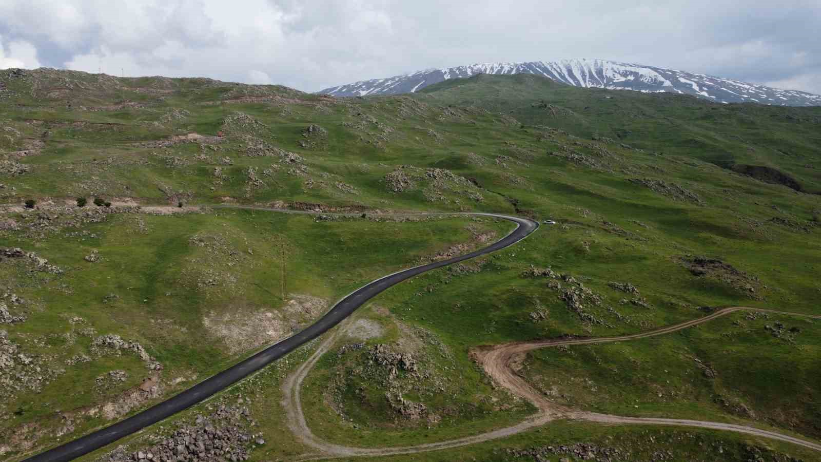 Iğdır&rsquo;da dağlar yağmur sonrası yeşile b&uuml;r&uuml;nd&uuml;
