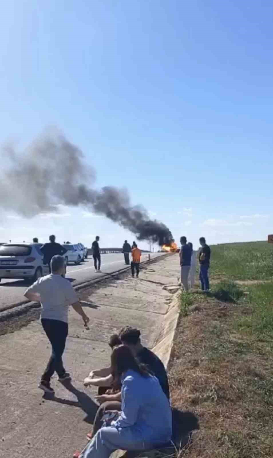Kakava Şenlikleri&rsquo;ne giden gen&ccedil;lerin aracı alev aldı
