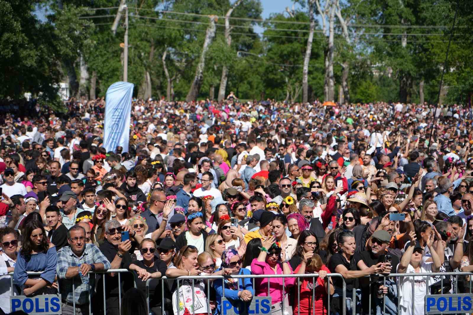 Kakava ateşi yerli ve yabancı on binlerce kişinin katılımıyla yakıldı
