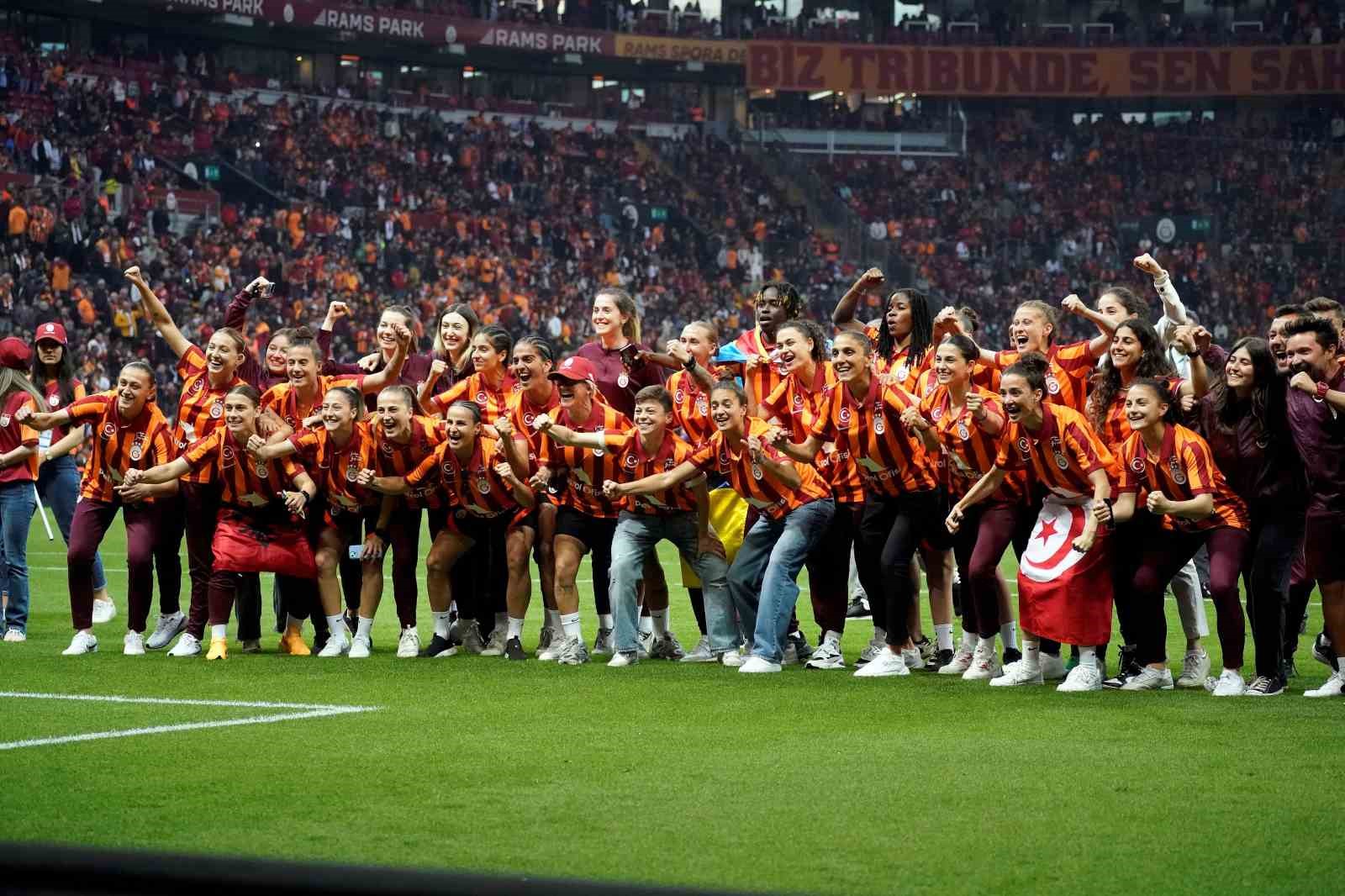 Şampiyon Galatasaray Kadın Futbol Takımı, RAMS Park’ta taraftarlarla buluştu
