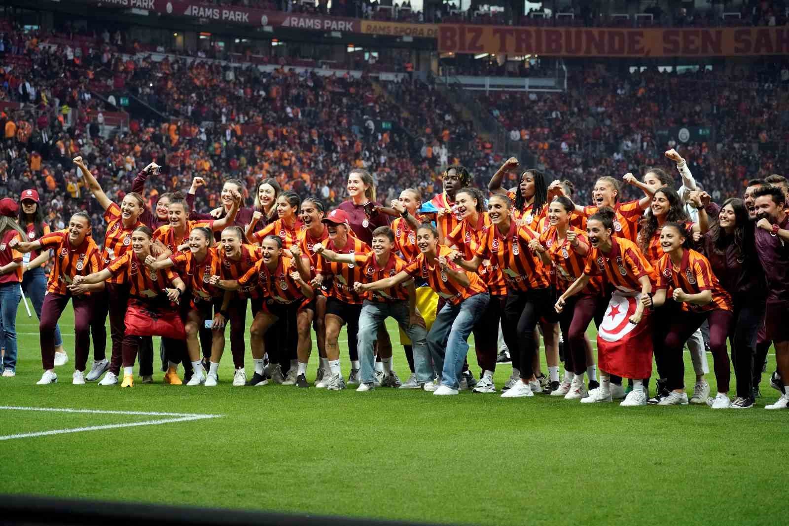 Şampiyon Galatasaray Kadın Futbol Takımı, RAMS Park’ta taraftarlarla buluştu