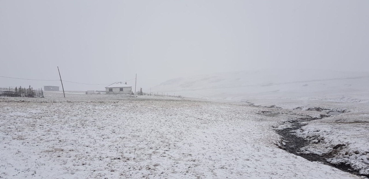 Bayburt’un yüksek kesimleri Mayıs ayında beyaza büründü
