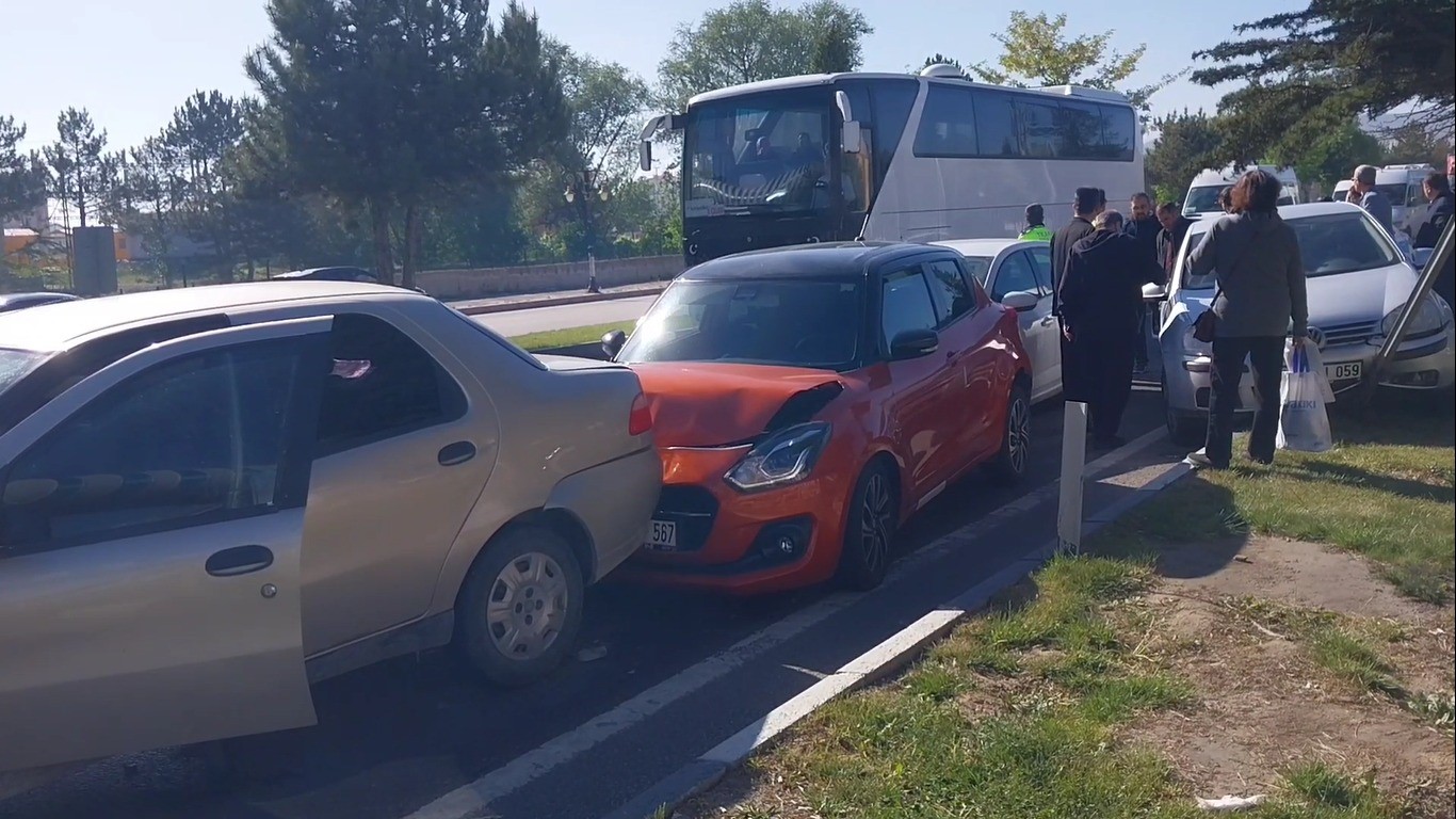 Kütahya’da 9 aracın karıştığı zincirleme trafik kazası: 1 yaralı