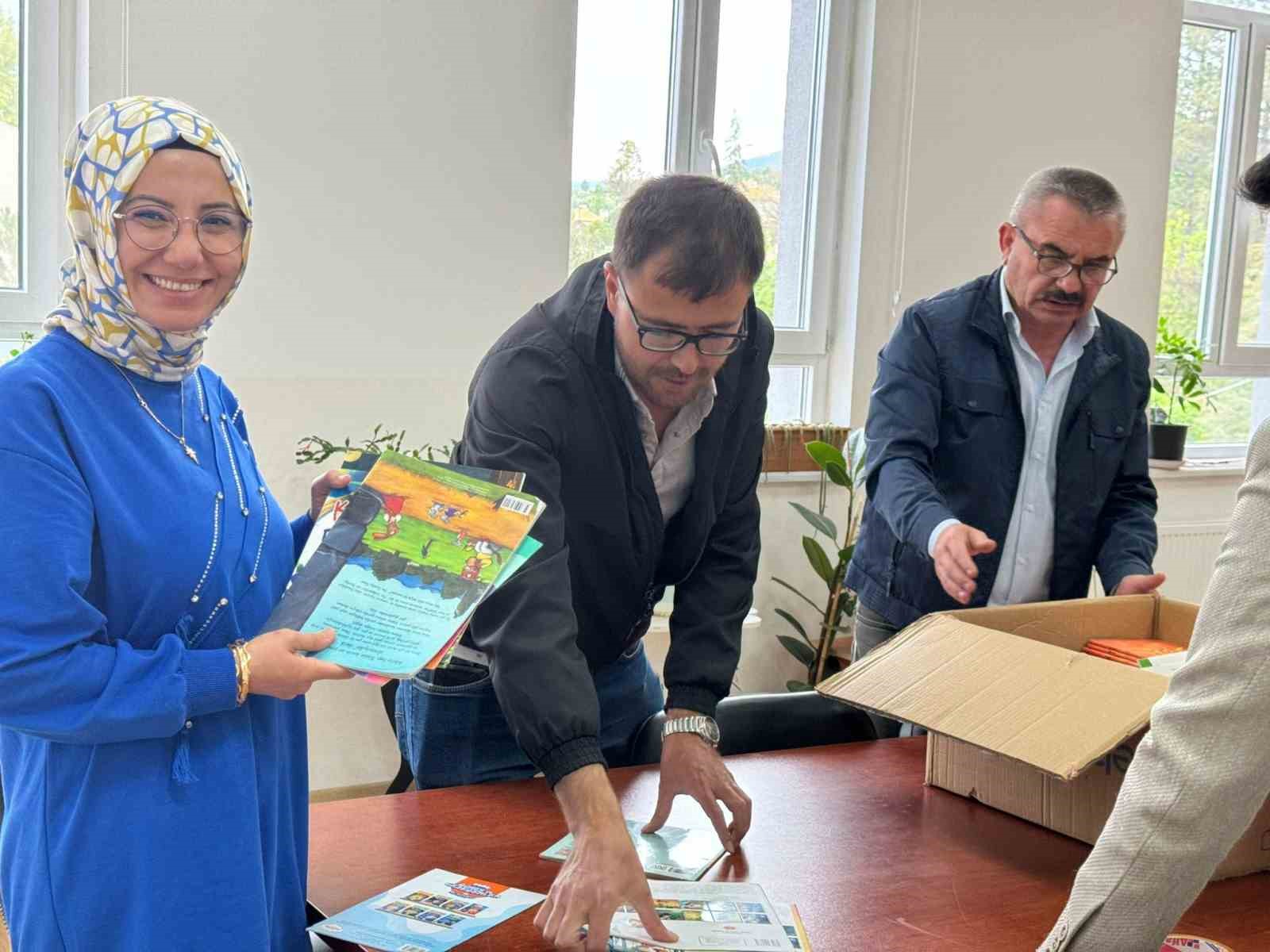 Hisarcıklı miniklerden deprem b&ouml;lgesindeki &ouml;ğrencilere kitap desteği
