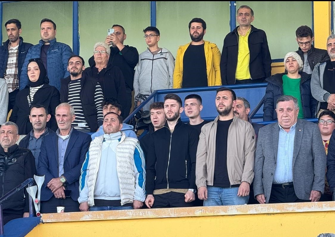 Fenerbahçeli İsmail Yüksek memleketi İznik’te maç izlemeye koltuk değnekleriyle geldi
