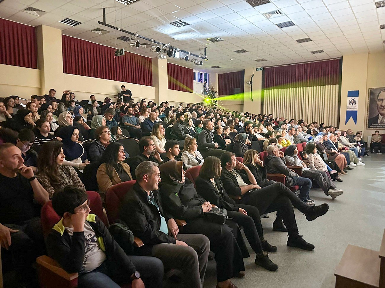 "İhtiyar Kız" oyunu tiyatro severlere eğlenceli saatler yaşattı
