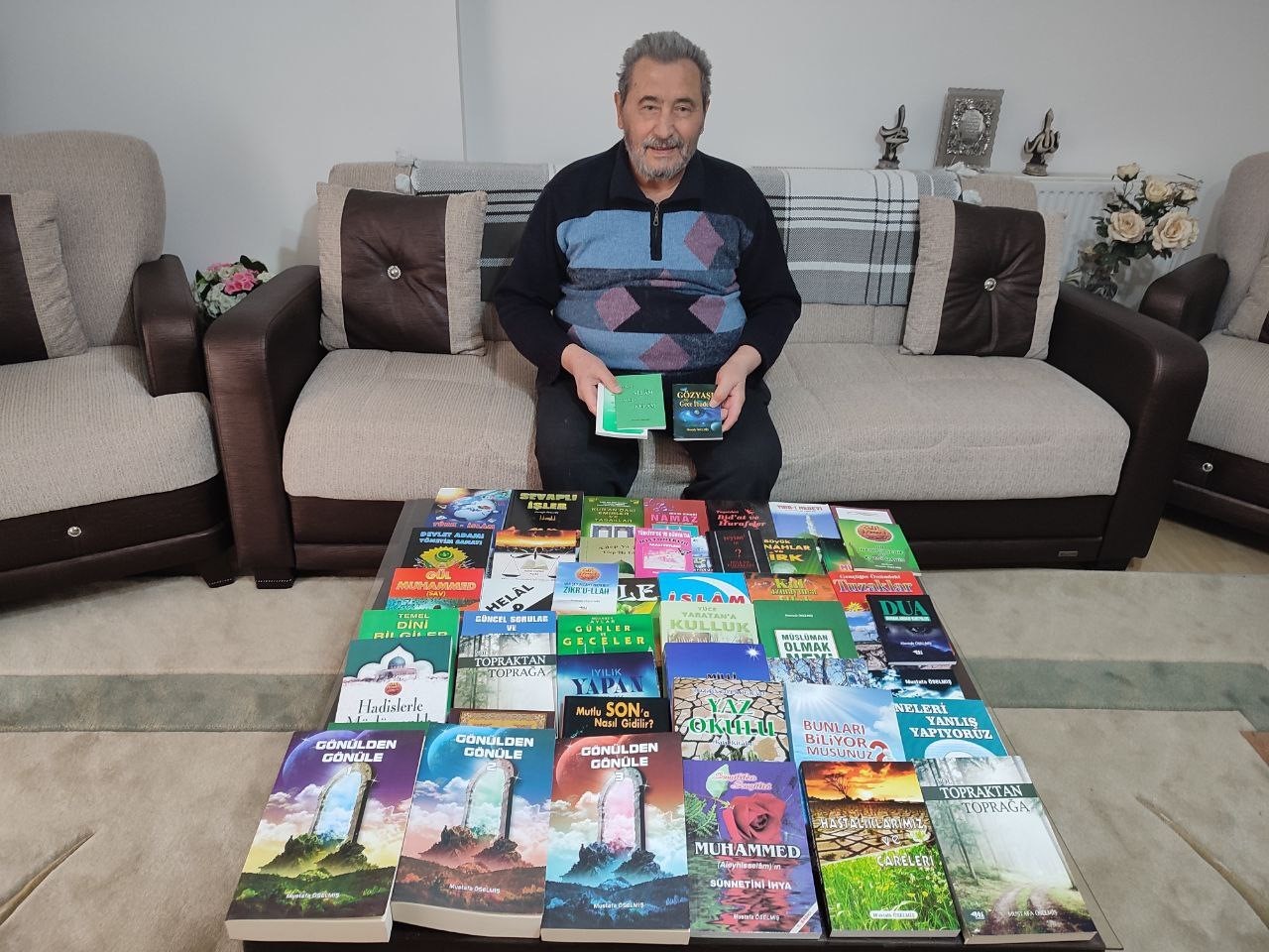 G&ouml;z&uuml; g&ouml;rmeyince kitabını b&uuml;y&uuml;te&ccedil; yardımıyla kaleme aldı
