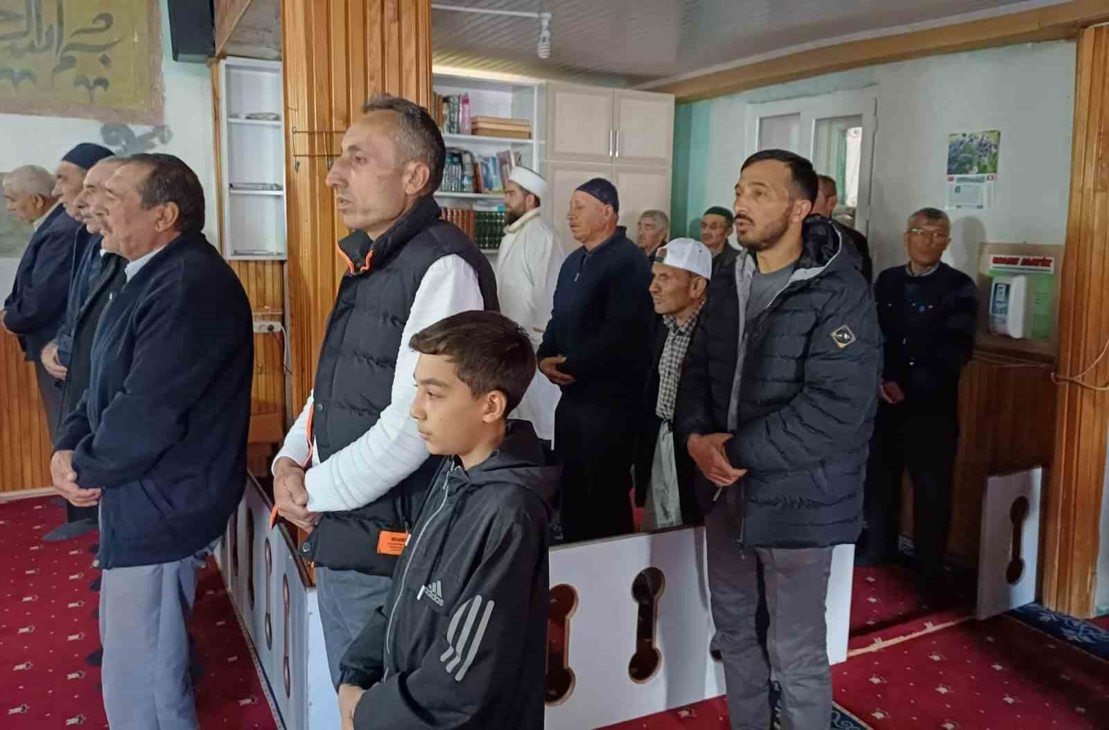 Emet Esatlar k&ouml;y&uuml;nde yağmur duası
