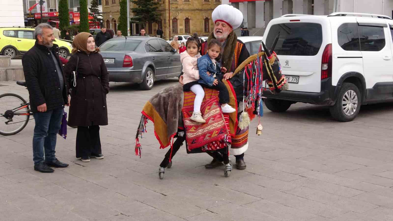 Nasrettin Hoca’yı genç kuşaklara tanıtmak için market arabasından yaptırdığı eşeğiyle sokak sokak geziyor
