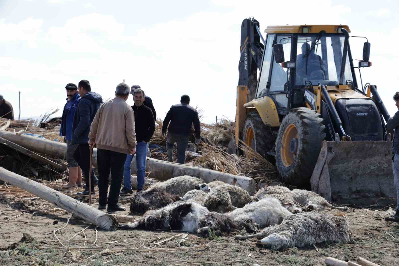 Aksaray&rsquo;da &ccedil;&ouml;ken mandırada kurtarma &ccedil;alışmaları devam ediyor
