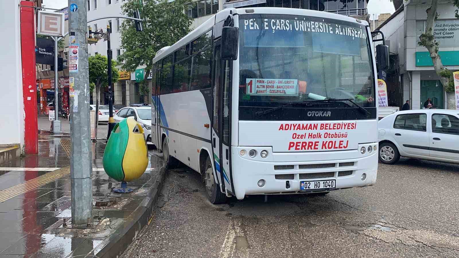 Otobüsün yayaya çarpma anı kameralara yansıdı
