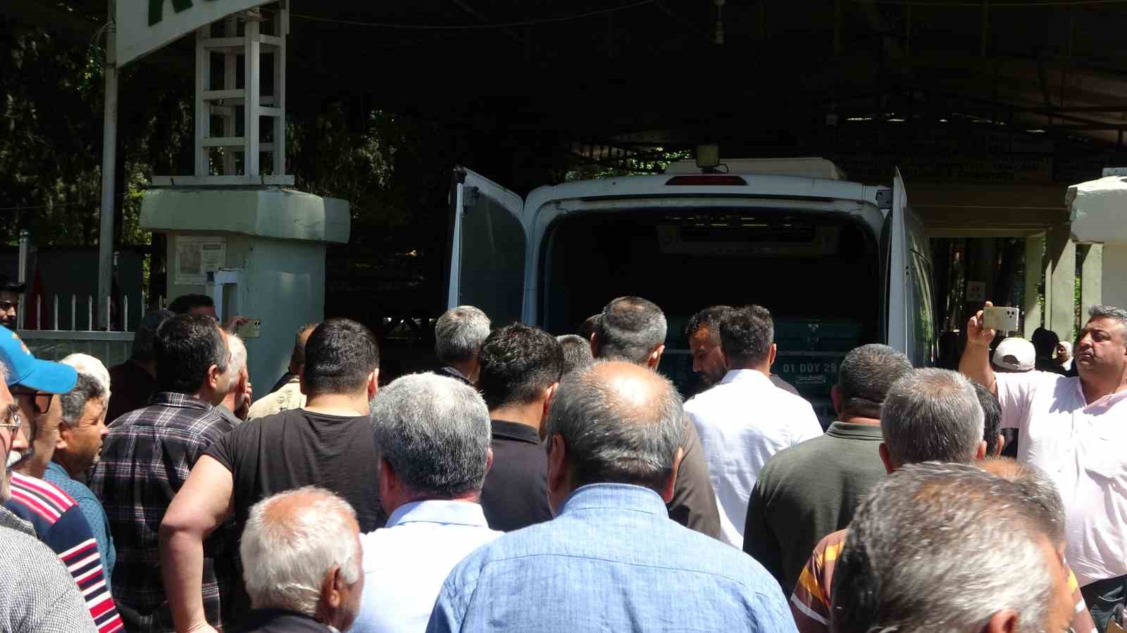 Sağlık çalışanlarına kürekle saldıran genç ölen babasının cenazesine katıldı
