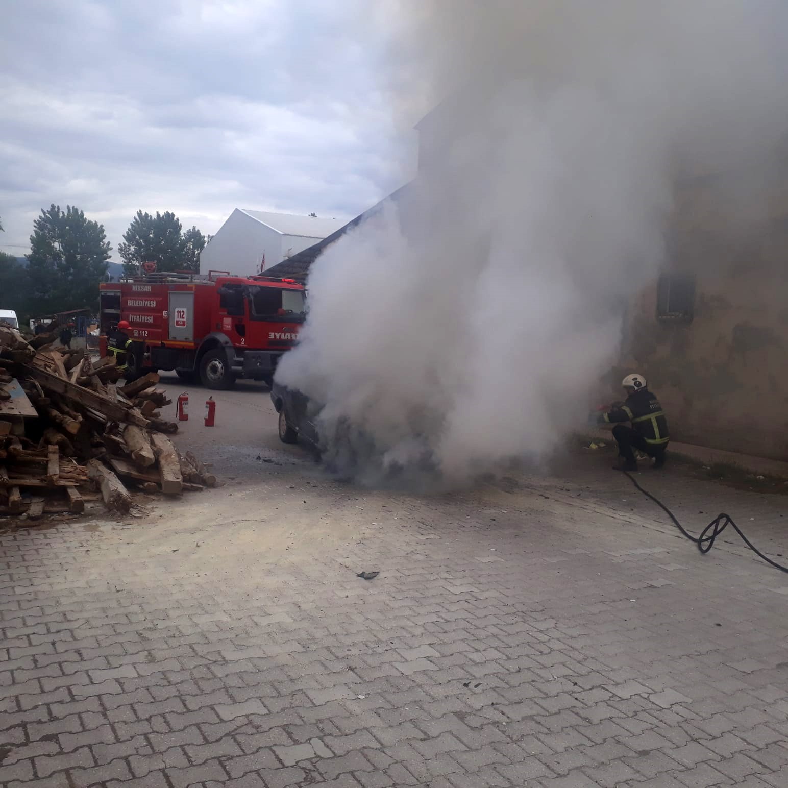 Tokat’ta yanan otomobil kullanılamaz hale geldi
