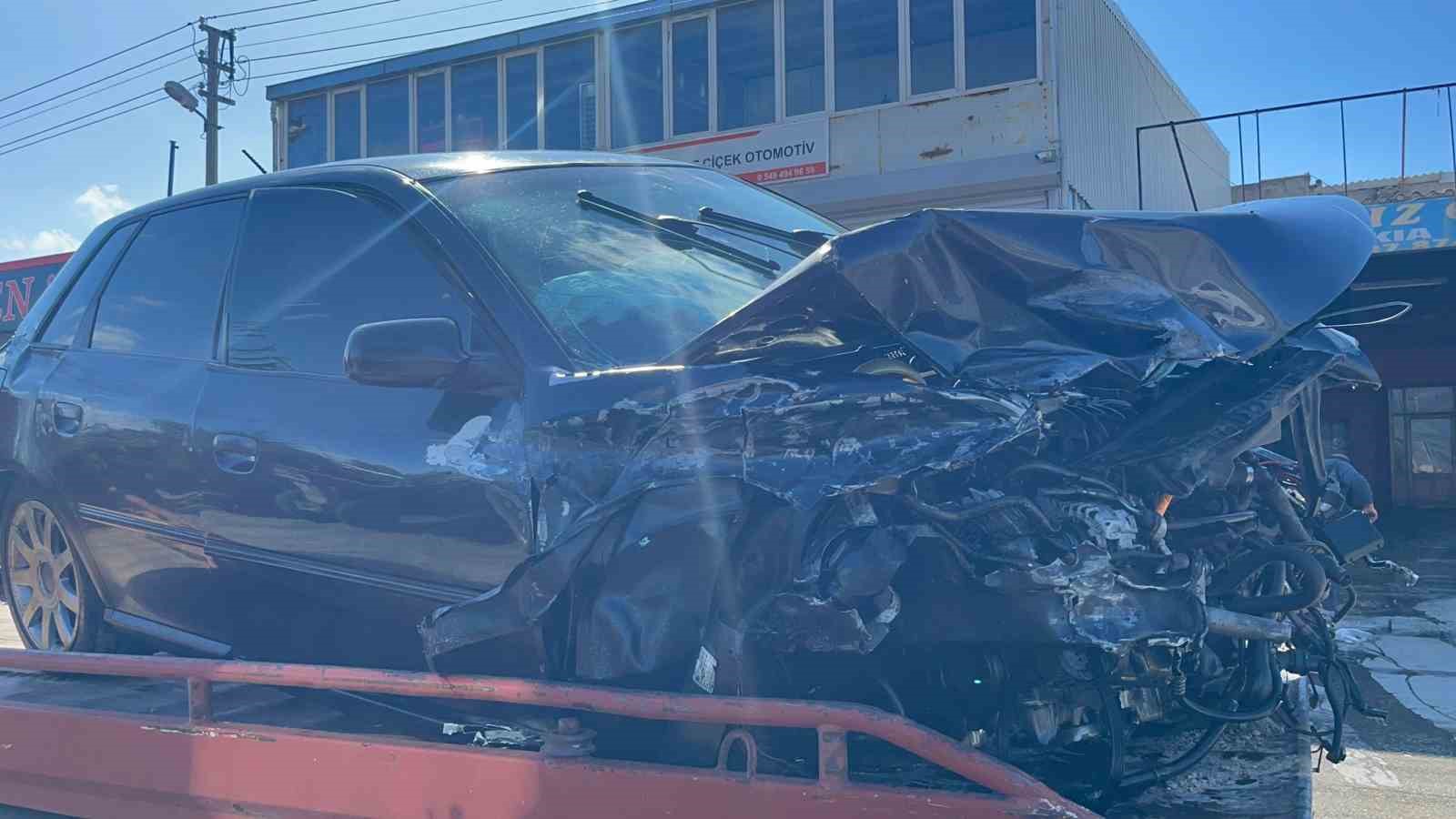 Otoyolda otomobil bariyerlere çarptı: 5 yaralı
