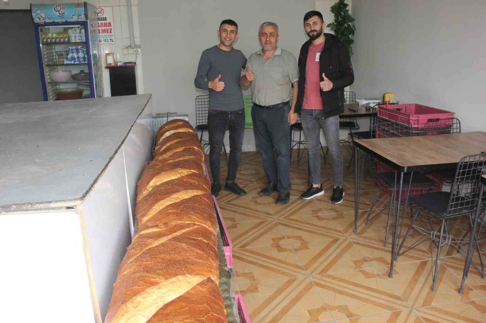 Boyundan büyük somun ekmeği üretti
