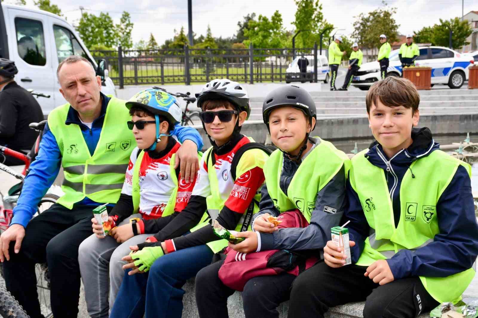 Balıkesir’de yüzlerce kişi sağlıklı yaşam için pedal çevirdi
