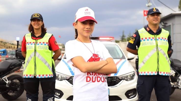 Trafik Haftası kutlamasına katılanlara kırmızı düdük dağıtıldı