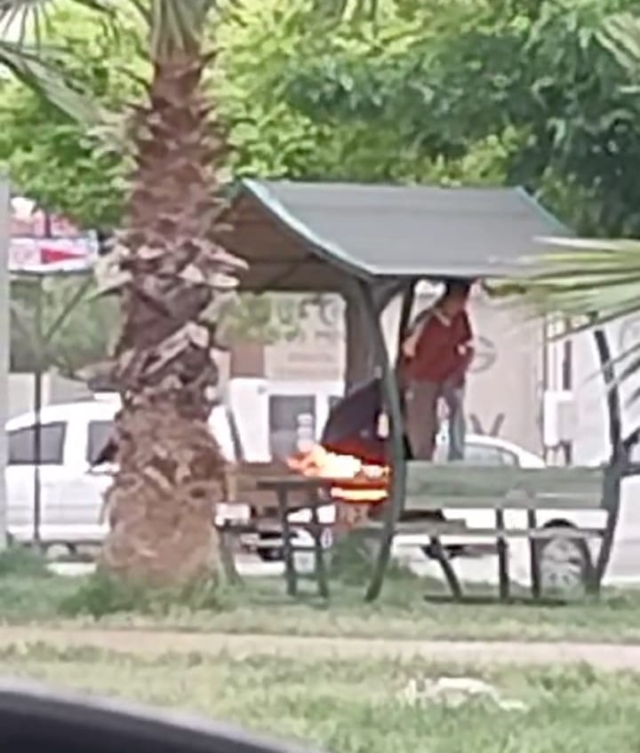 Parktaki ahşap masayı ateşe verdiler
