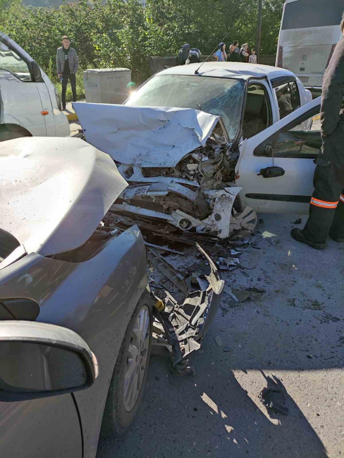 İki otomobil kafa kafaya çarpıştı: 1 yaralı
