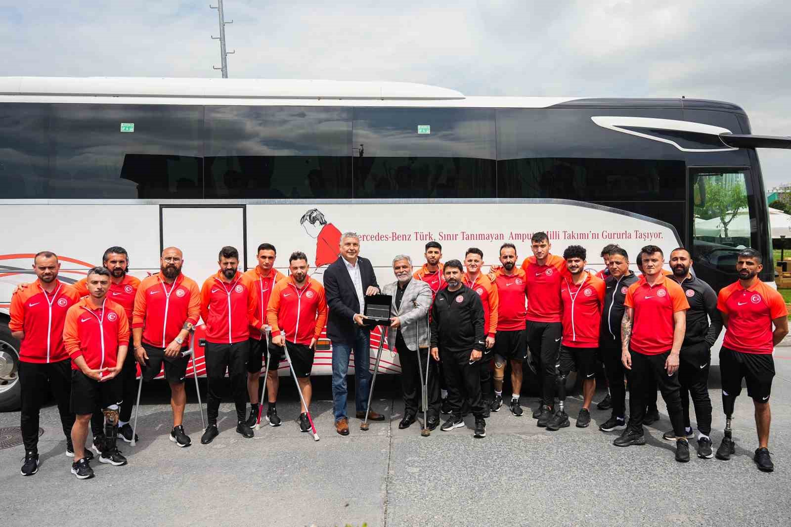 Mercedes-Benz Türk, Ampute Futbol Milli Takımı’nı Hoşdere Otobüs Fabrikası’nda ağırladı
