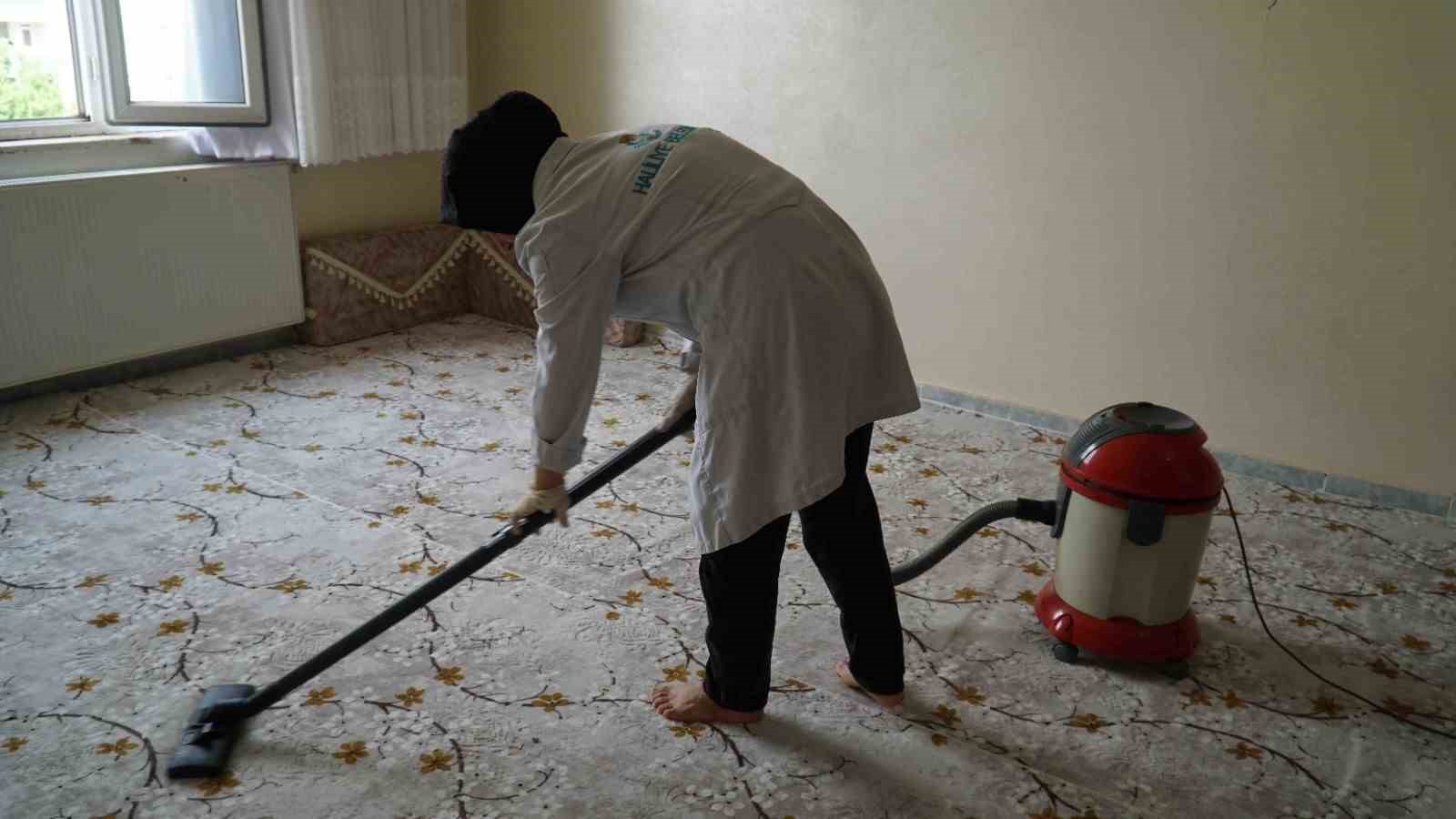 Haliliye’de evde bakim hizmeti ile haneler temizleniyor
