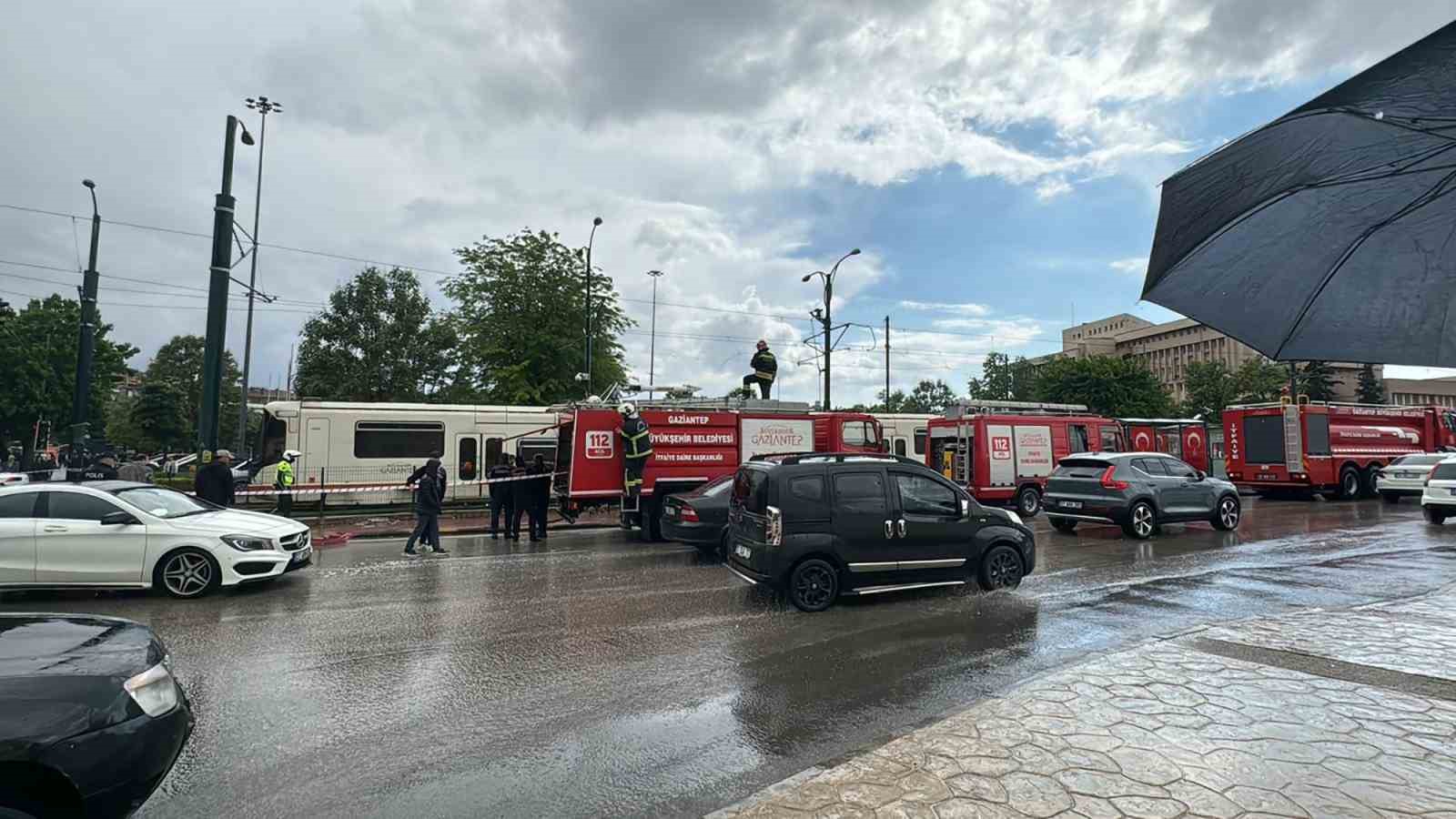 Gaziantep’te tramvayın üzerine yıldırım düştü
