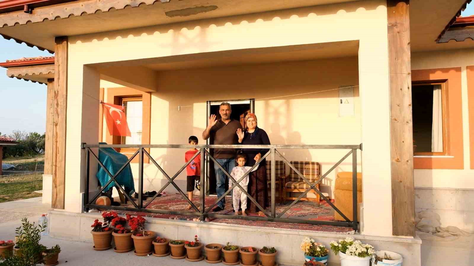 Hataylı bir depremzede aile daha yeni evlerine kavuştu
