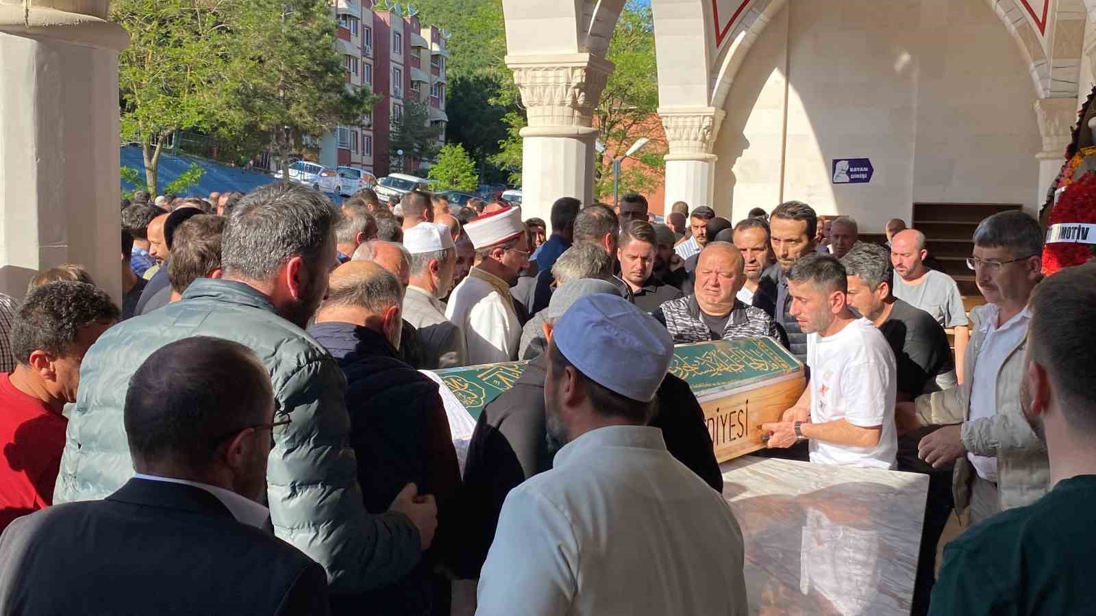 Pres makinesine sıkışarak hayatını kaybeden fabrika sahibi defnedildi