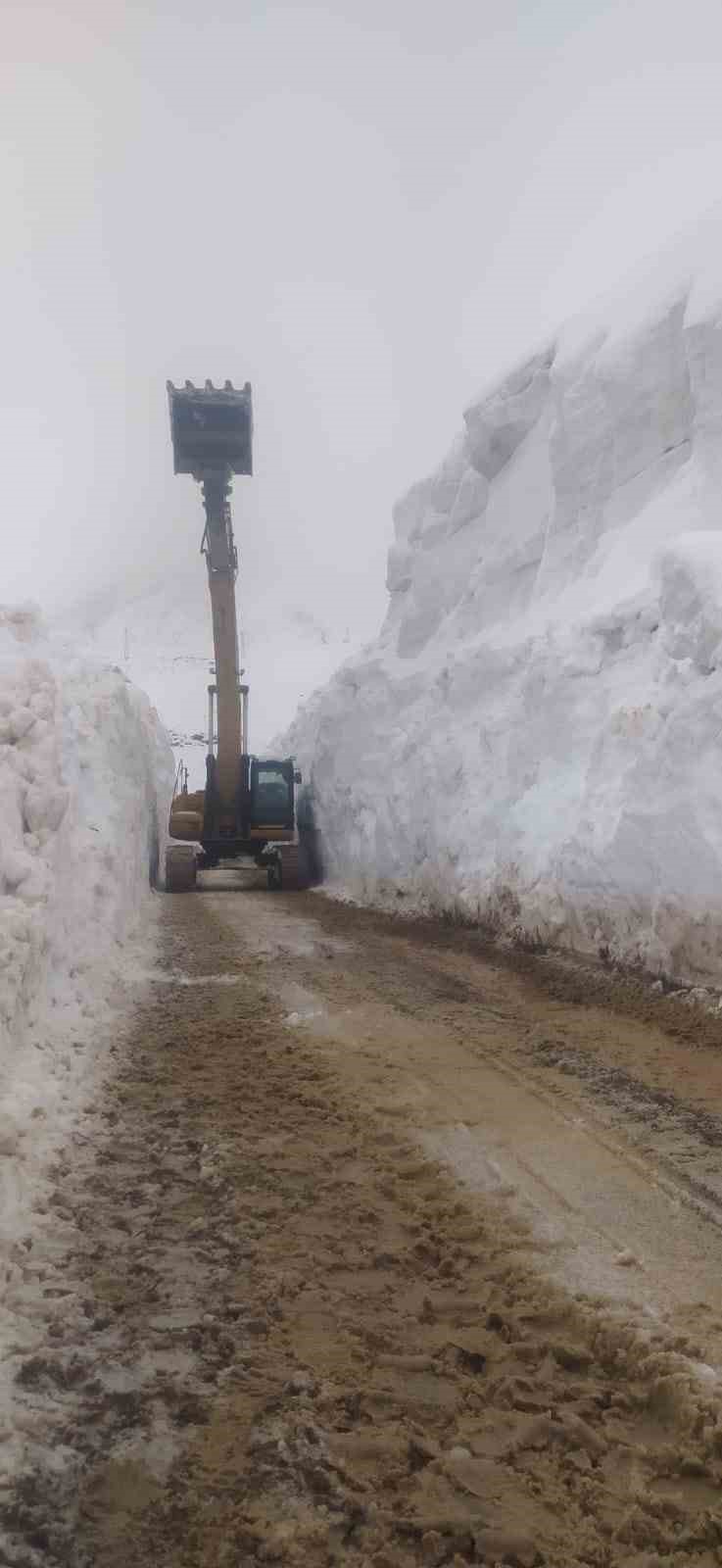 Yüksekova’da mayıs ayında 6 metrelik kar tünelleri şaşırtıyor

