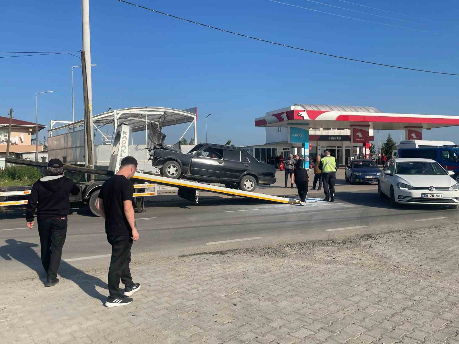 Tekirdağ&rsquo;da yolcu minib&uuml;s&uuml; otomobille &ccedil;arpıştı: 3 yaralı
