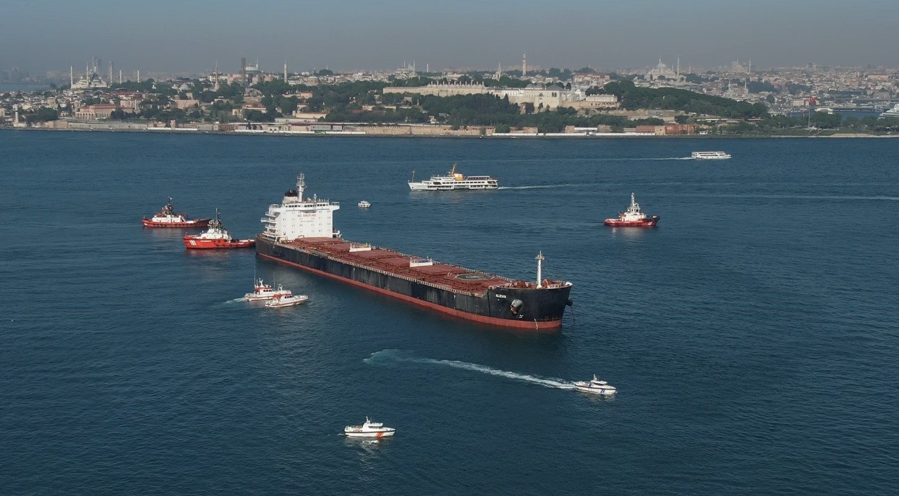 Haydarpaşa açıklarında karaya oturan gemi havadan görüntülendi