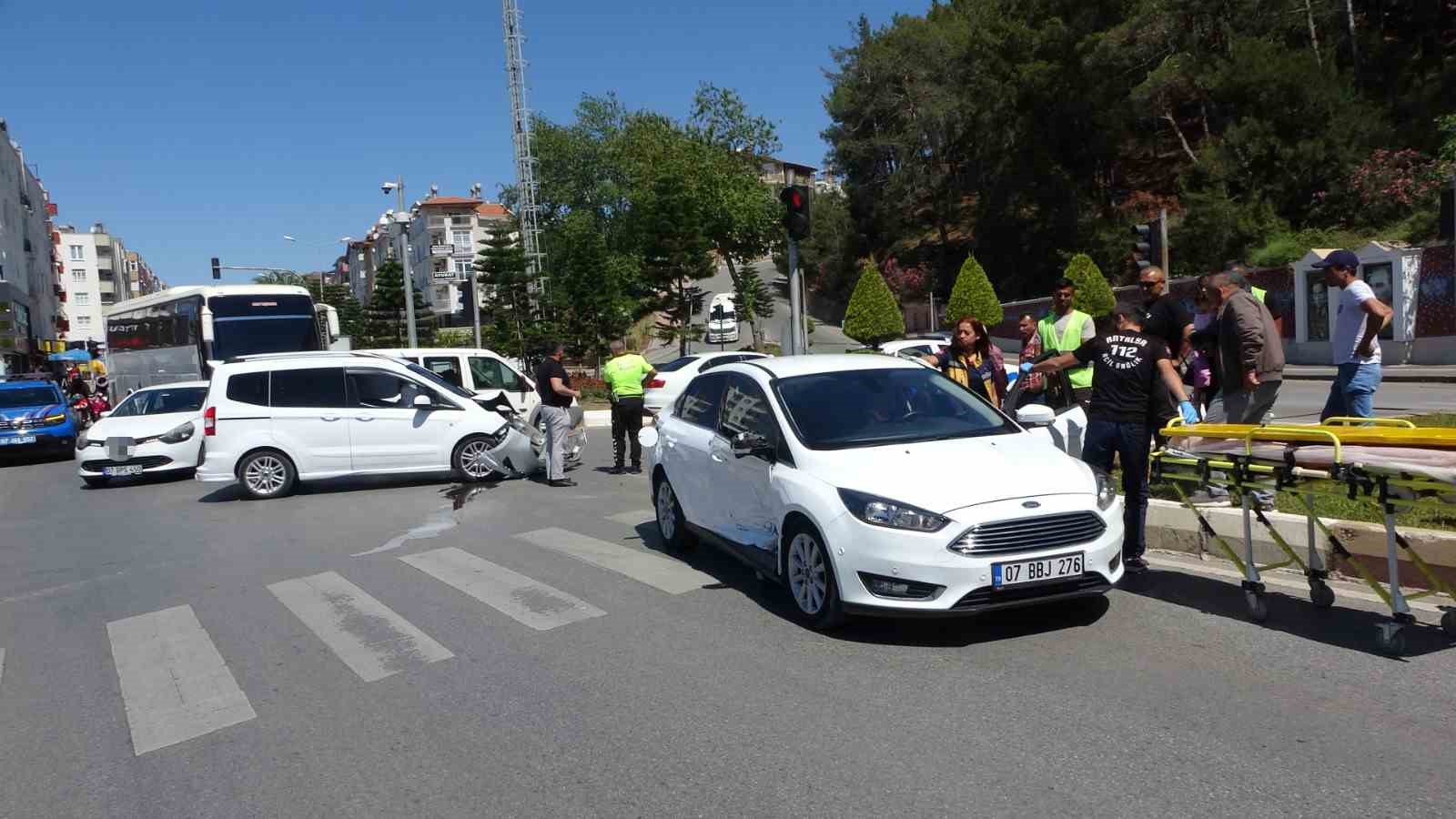 Kırmızı ışık ihlali kaza yaptırdı, ihlal yapan araç sürücüsü yaralandı
