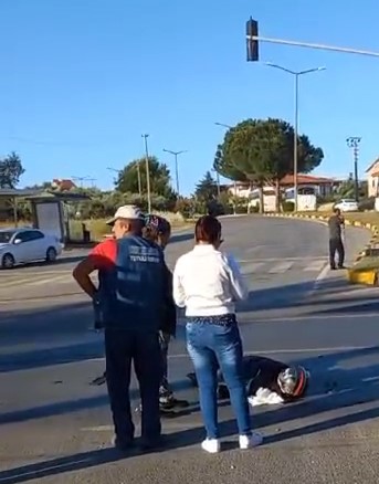 Tur minibüsü motosiklete çarptı, sürücü kask sayesinde hayatta kaldı:1 yaralı
