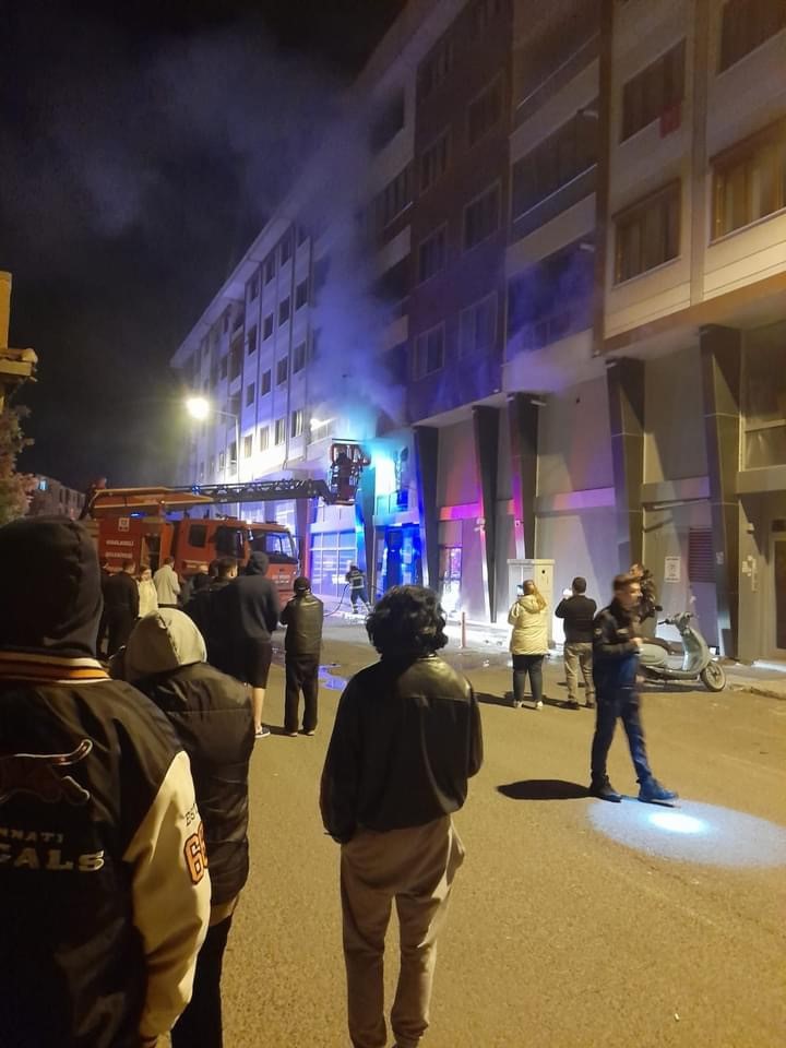 Kırklareli&rsquo;nde market yangını: 3 kişi dumandan etkilendi
