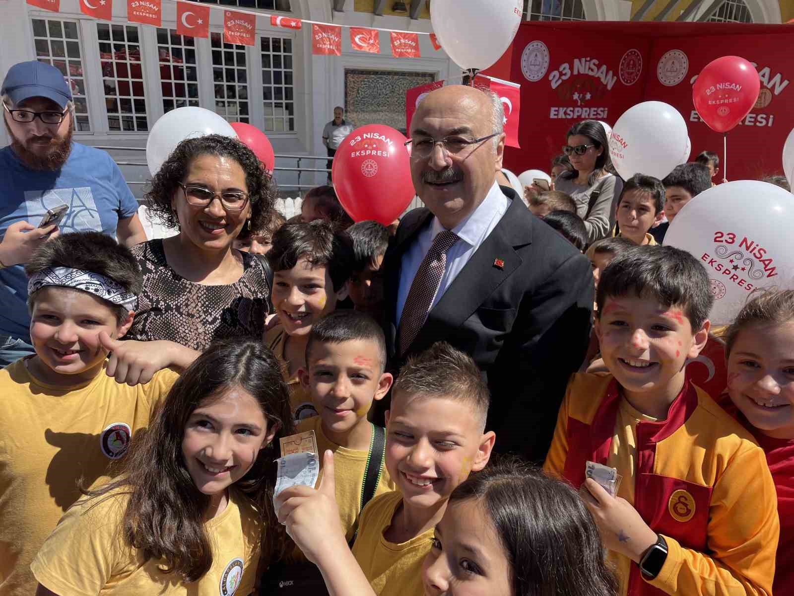Adana’da çocukların ’23 Nisan Ekspresi’ coşkusu