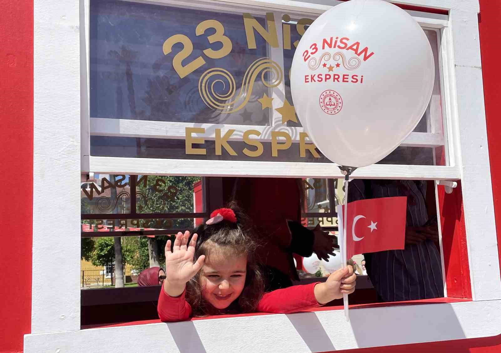 Adana&rsquo;da &ccedil;ocukların &rsquo;23 Nisan Ekspresi&rsquo; coşkusu
