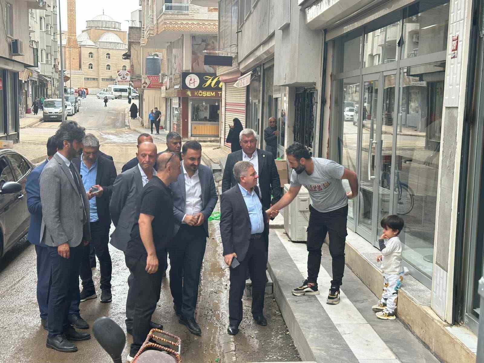 Cizre’de STK temsilcileri selden etkilenen esnaf ve vatandaşları ziyaret etti
