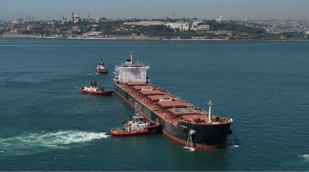 Haydarpaşa’da karaya oturan gemiyi kurtarma çalışmaları başladı