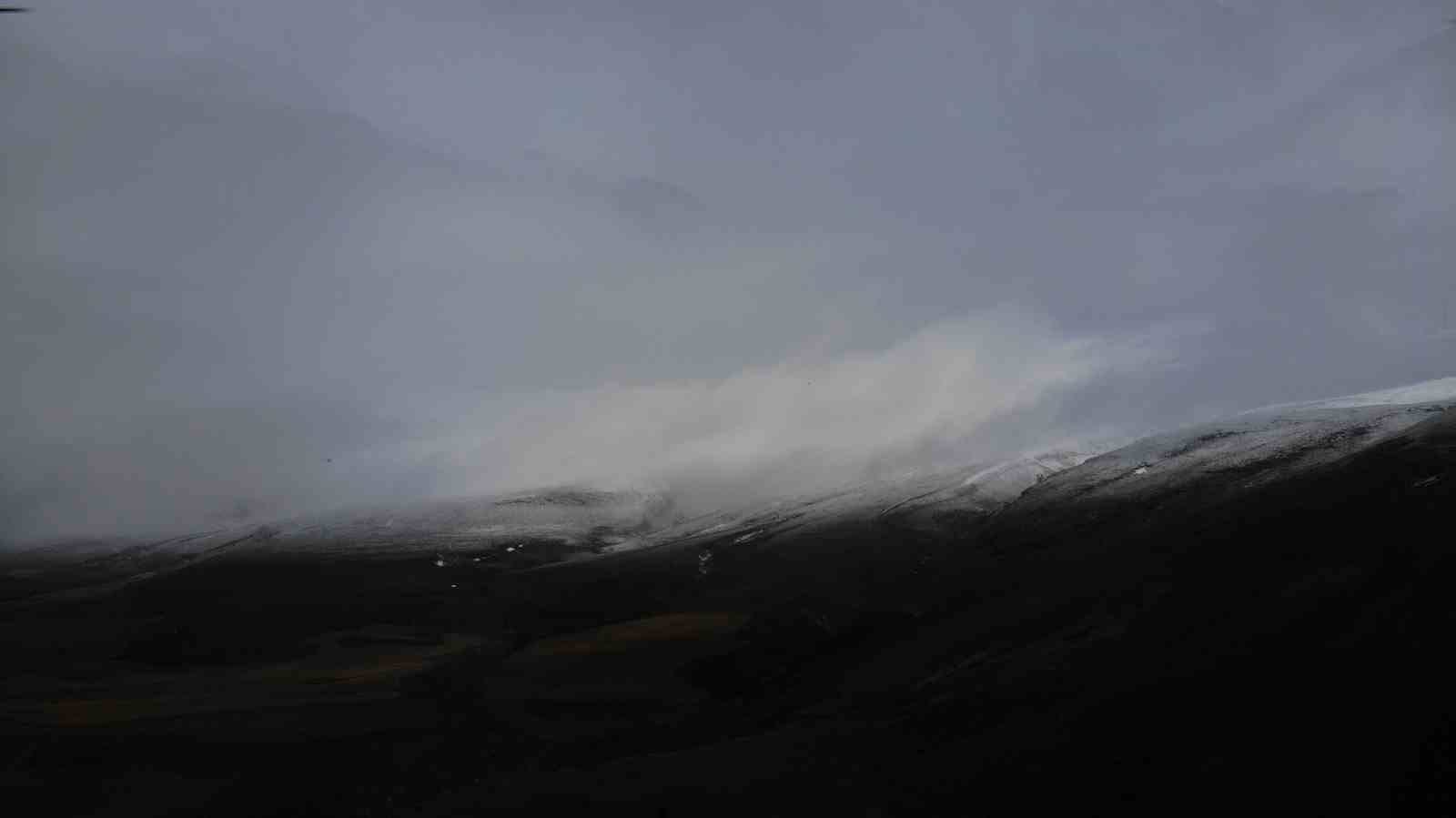 Tatvan&rsquo;ın y&uuml;ksek kesimleri beyaza b&uuml;r&uuml;nd&uuml;
